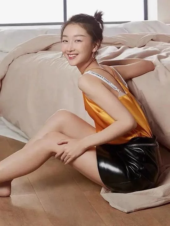 周冬雨：你一個A罩杯，憑啥代言性感內衣？