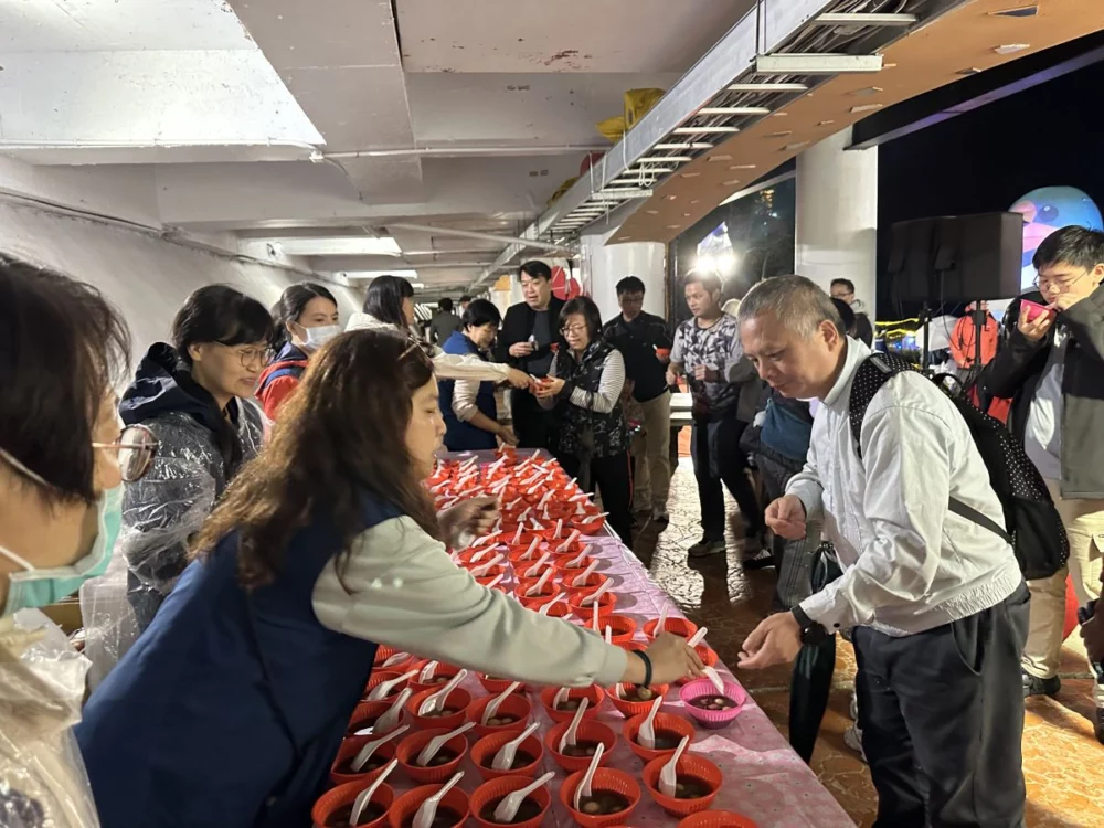 圖／點燈儀式後，鄉親一起享用熱騰騰的冬至湯圓。（新北市坪林區公所 提供）