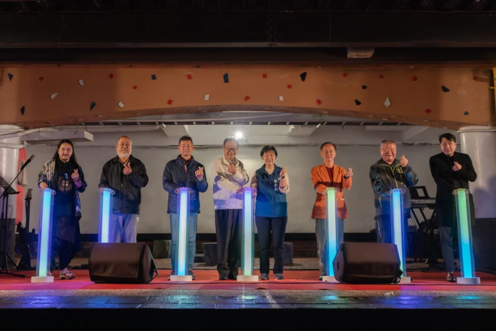 圖／坪林區長張秀玲與在地鄉親共同啟動點燈儀式。（新北市坪林區公所 提供）