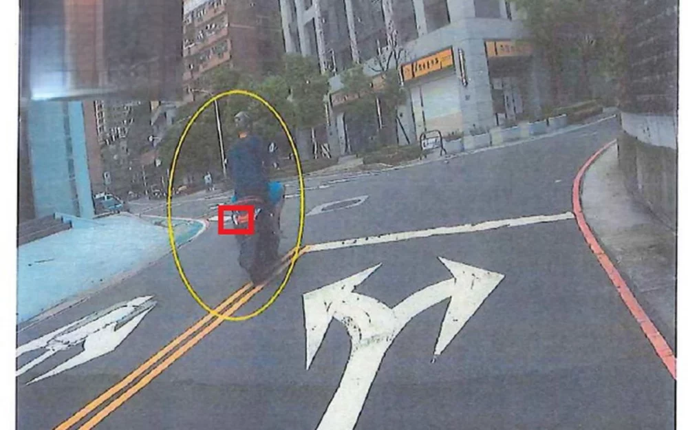 同時違規可連罰!未打方向燈又跨雙黃線 騎士吞兩單敗訴