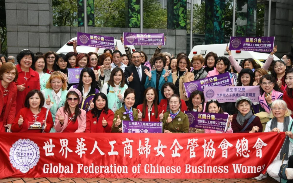 世華總會、優寶營造捐贈高頂救護車　新北救護量能再升級