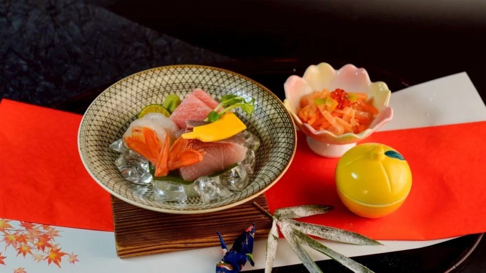 圖/莞固和食冬懷石中的刺身盛合,選用油脂豐腴的黑鮪魚大腹,濃郁的脂香在口腔中迸發,與青甘魚的爽脆彈牙形成絕妙對比。(莞固和食 提供)