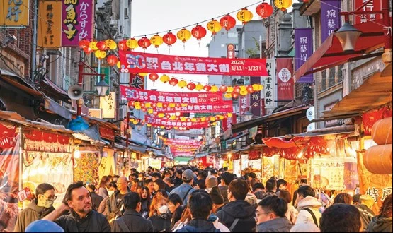 民眾在高掛燈籠與人聲鼎沸的台北年貨大街感受熱鬧年味。（攝影╱吳志學）