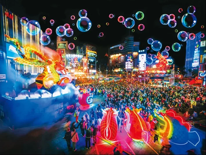 台北燈節以璀璨燈景點亮西門町，帶來濃厚的歡慶氣氛。（攝影／陳紫晴）