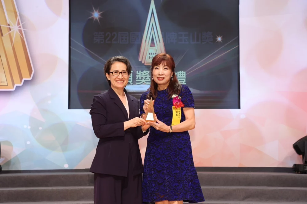 陪伴世代近半世紀　愛妮雅絲瓜露首參賽勇奪玉山獎