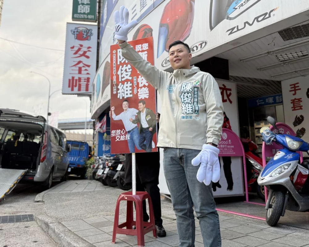 圖/陳俊維指出,農曆新年將至,通勤路上的這份問候,為繁忙的早晨增添了些許溫度,也為選戰注入不同的節奏與風景。(新北市議員陳啟能辦公室提供)
