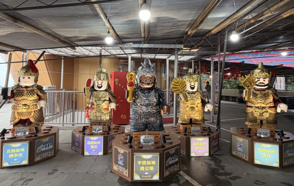 圖/五路財神化身超可愛積木人偶坐鎮金山財神廟。(郭亘芸 攝)