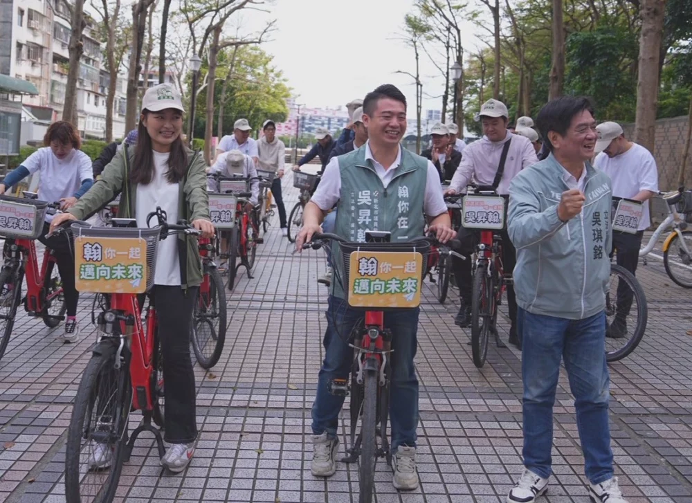 騎單車拚初選！吳昇翰連辦八座談會掃街催票衝民調