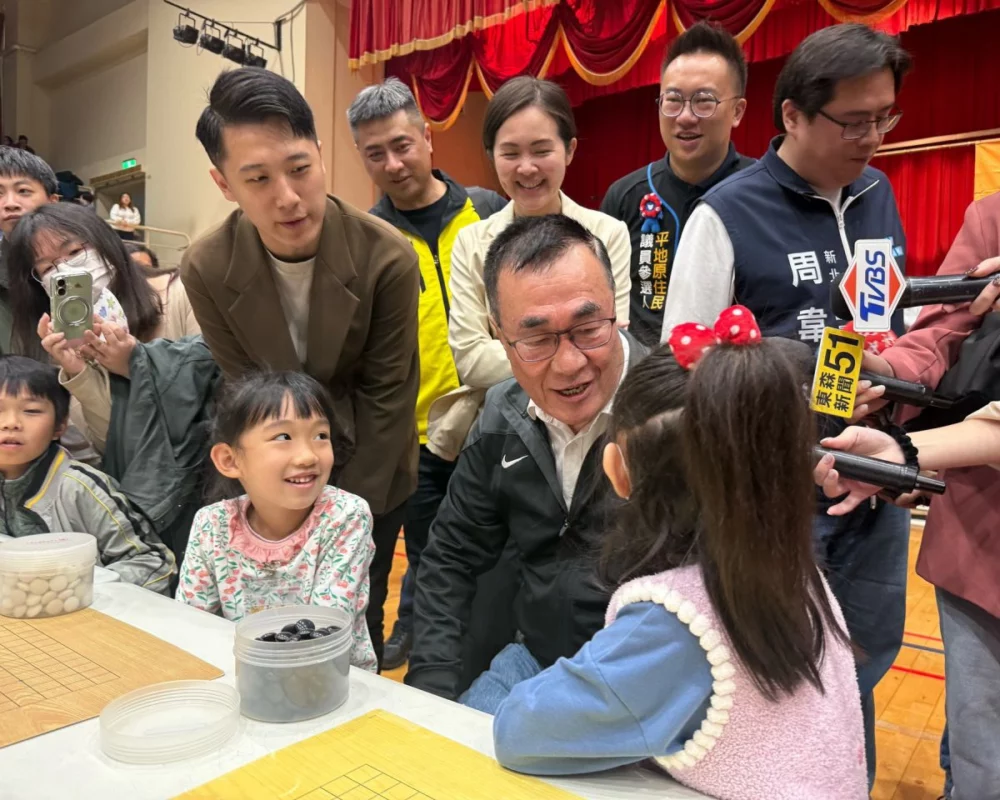 李四川觀棋展親和力　拋教育與建設願景