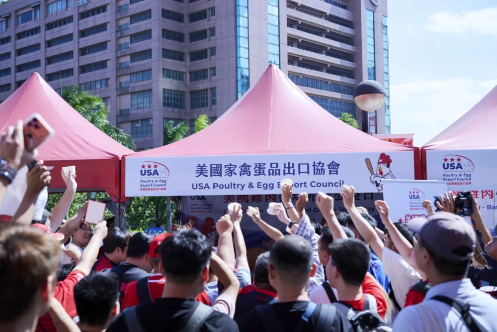 圖/「美國雞肉攤位」於兩日活動期間吸引眾多球迷熱情參與,民眾透過「填問卷做公益」支持偏鄉少棒隊,同時認識美國雞肉的特色與優勢,現場互動踴躍、人潮絡繹不絕!(美國家禽蛋品出口協會提供)