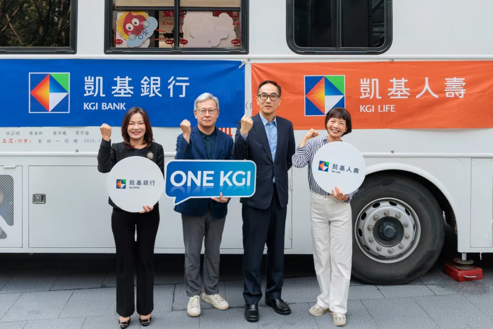 凱基人壽結合捐血及生態保育，串連凱基銀行與凱基證券，展現「ONE KGI」向心力，由凱基金控暨人壽董事長王銘陽(右二)、凱基金控執行副總經理顏志堅 (右三)、凱基人壽總經理郭瑜玲(右一)及凱基銀行總經理林素真(右四)號召同仁挽袖捐血。