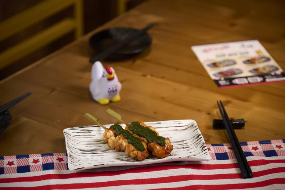 圖/以經典三杯醬汁慢火收乾,鹹香醬色裹覆每一塊美國雞肉,九層塔點綴提香,炭火炙烤後外香內嫩,鎖住飽滿肉汁,作為最代表台灣味蕾的雞串。